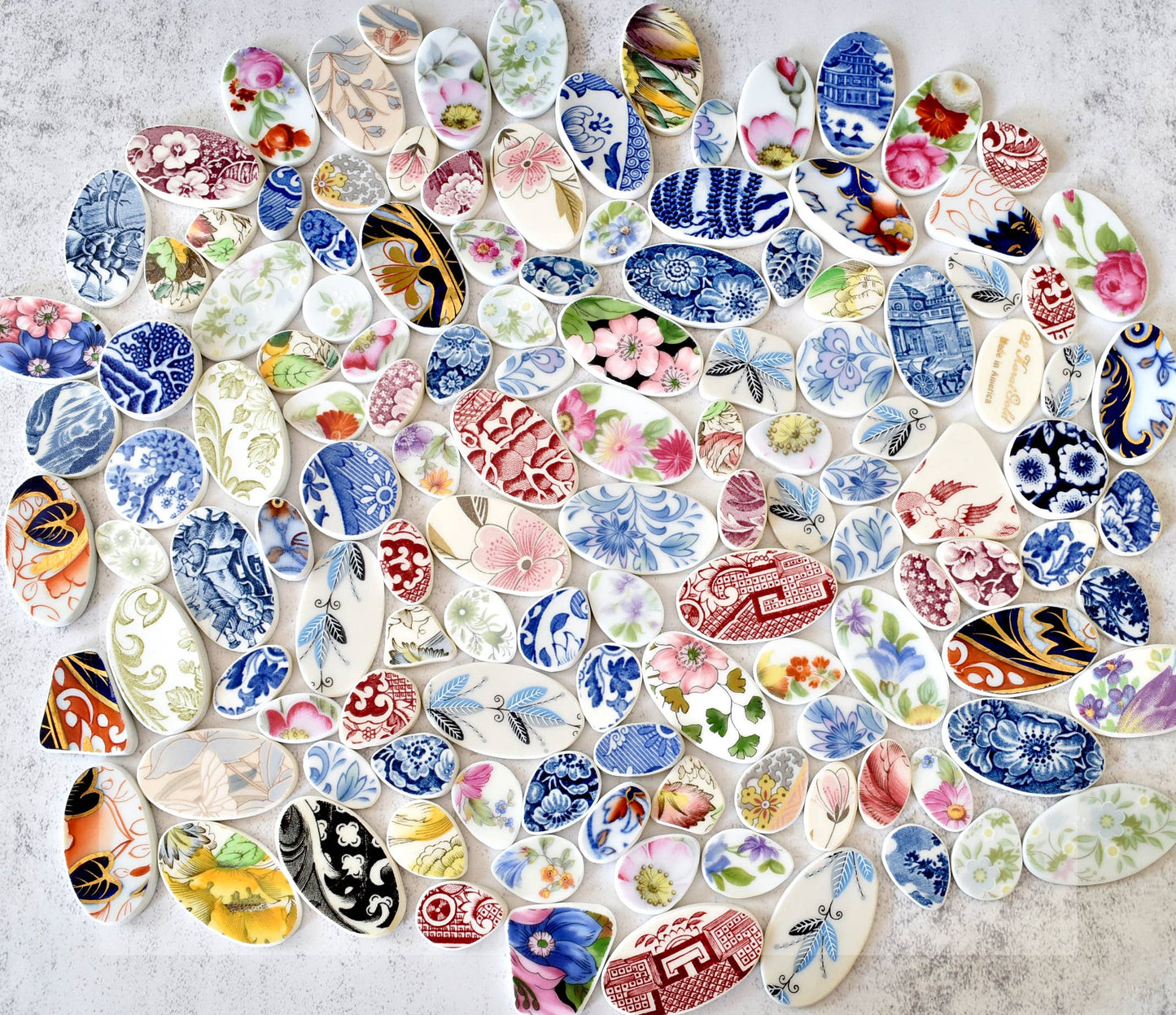 Broken Plate Oval Necklace : Mixed Patterns / Rose Gold Porcelain Paint (standard)