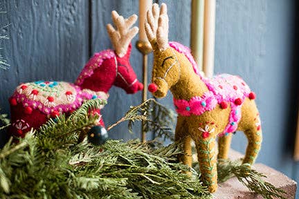 Reindeer Mantel Topper: Mustard